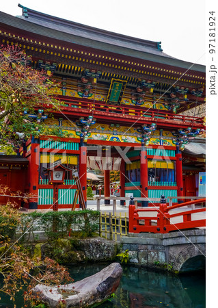 紅葉シーズンの祐徳稲荷神社（佐賀県鹿島市） 97181924