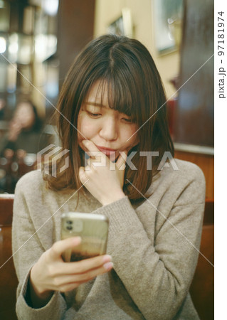 喫茶店と女性 97181974