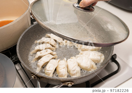 フライパンで焼く焼き餃子 97182226