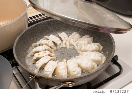 フライパンで焼く焼き餃子 97182227