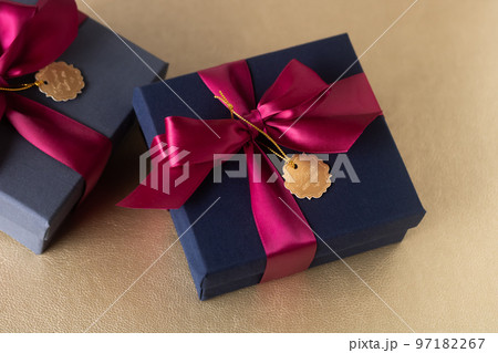 カルトナージュ（布貼り）したシックなギフトボックス 97182267