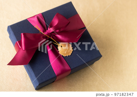 カルトナージュ（布貼り）したシックなギフトボックス 97182347