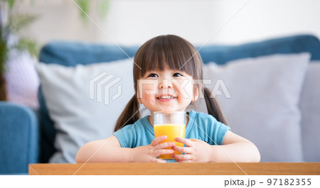 女の子　飲み物 97182355