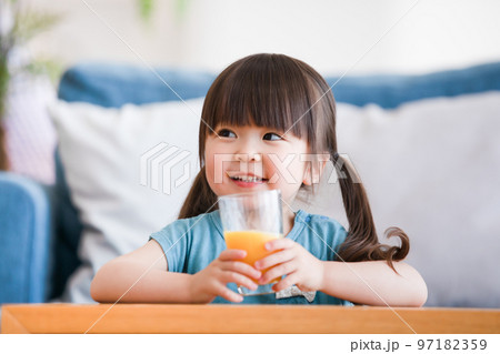 女の子 飲み物 女の子 飲み物 97182359