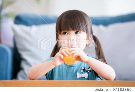 女の子　飲み物 97182360
