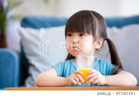 女の子　飲み物 97182361