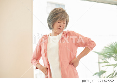 ウエストが気になるシニア女性 97182552