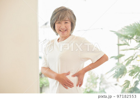 ウエストが気になるシニア女性 ウエストが気になるシニア女性 97182553