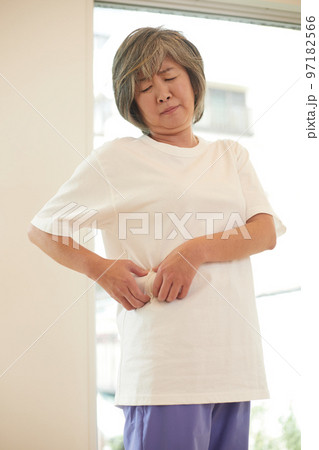 お腹周りが気になるシニア女性 97182566