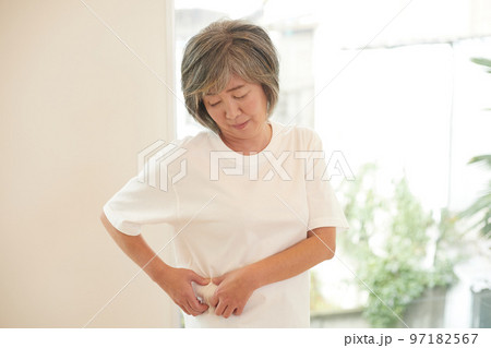 お腹周りが気になるシニア女性 お腹周りが気になるシニア女性 97182567