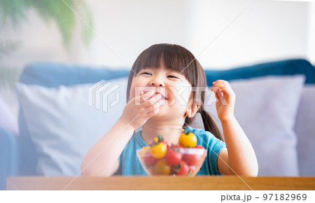トマトを食べる女の子 97182969