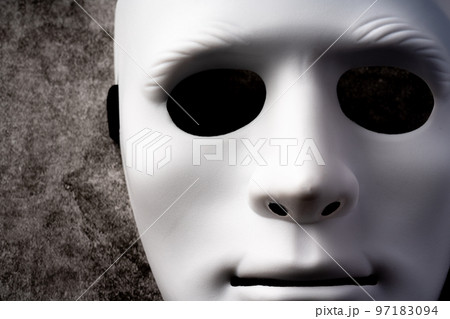 不気味な白い仮面 97183094