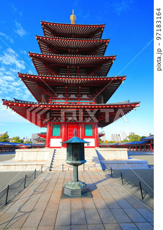 【大阪府】晴天の四天王寺の五重塔 97183164