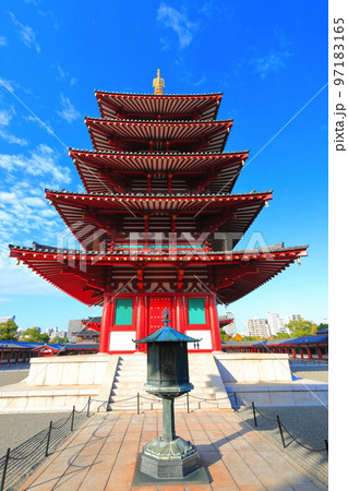 【大阪府】晴天の四天王寺の五重塔 97183165