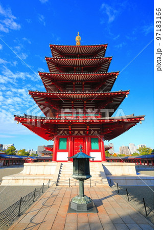 【大阪府】晴天の四天王寺の五重塔 【大阪府】晴天の四天王寺の五重塔 97183166