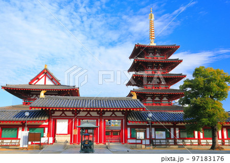 【大阪府】晴天の四天王寺(五重塔 西重門 西回廊) 【大阪府】晴天の四天王寺(五重塔 西重門 西回廊) 97183176
