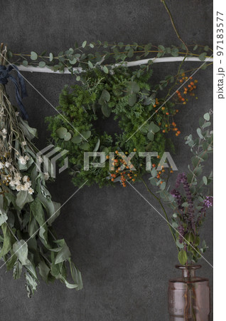 グリーンリースとスワッグ 黒い壁  グリーンリースとスワッグ 黒い壁  97183577