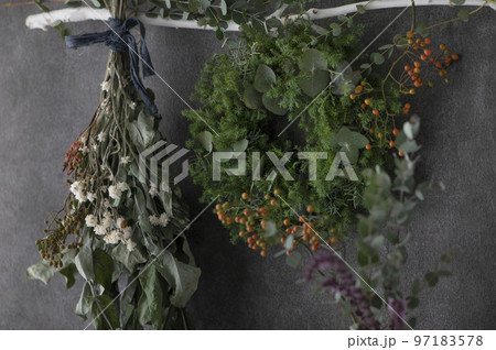 グリーンリースとスワッグ 黒い壁 グリーンリースとスワッグ 黒い壁 97183578