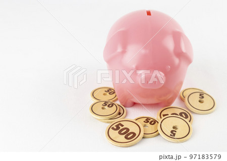 豚の貯金箱と玩具のコイン。貯金イメージ 97183579