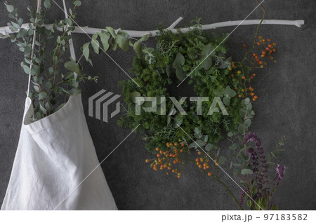 グリーンリースと布バッグ 黒い壁  グリーンリースと布バッグ 黒い壁  97183582