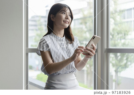スマートフォンを持つ若い女性 スマートフォンを持つ若い女性 97183926