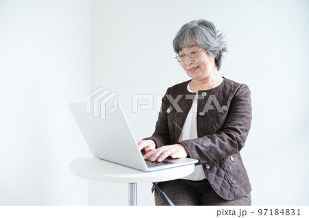 ノートパソコンを使用するシニア女性 97184831