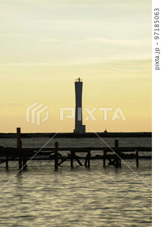 夕暮れの諸磯埼灯台 97185063