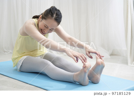 前屈ができない身体が硬い女性 97185129