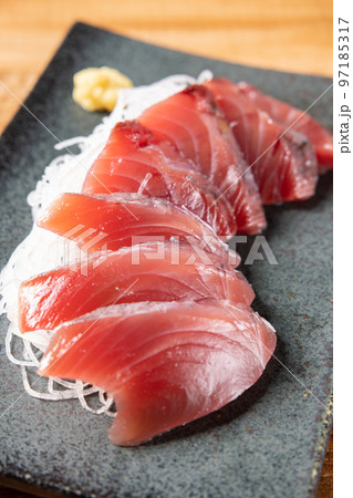 おいしい鰹の刺し身 おいしい鰹の刺し身 97185317
