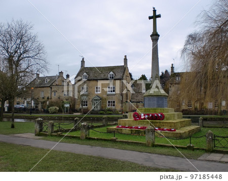 コッツウォルズの村に建つ墓 97185448