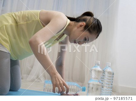 ペットボトルダンベルでトレーニングする女性 ペットボトルダンベルでトレーニングする女性 97185571