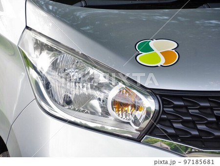 自動車パーツ　高齢者マークをつけた軽自動車 97185681