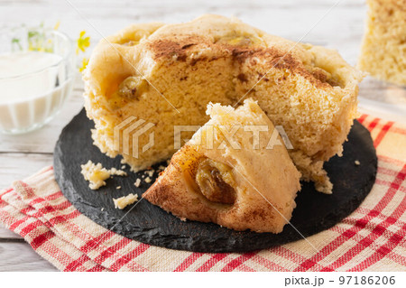 カットしたバナナケーキ カットしたバナナケーキ 97186206