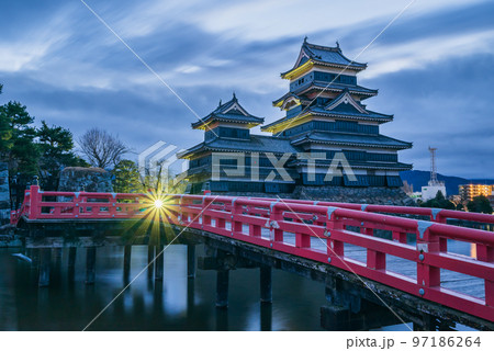 【埋橋】国宝松本城【夜明け】 97186264