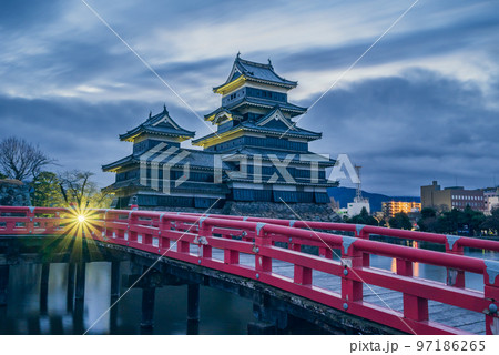 【埋橋】国宝松本城【夜明け】 97186265