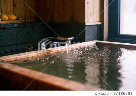 【#ヒノキ】浴槽にお湯を溜める 【#ヒノキ】浴槽にお湯を溜める 97186283