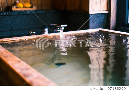 【#ヒノキ】浴槽にお湯を溜める 【#ヒノキ】浴槽にお湯を溜める 97186290