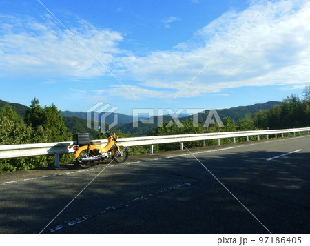 クロスカブで山間ぶらり　いい天気 97186405