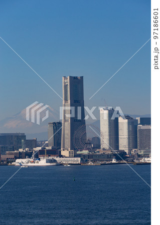 《横浜》快晴のみなとみらいと富士山 《横浜》快晴のみなとみらいと富士山 97186601
