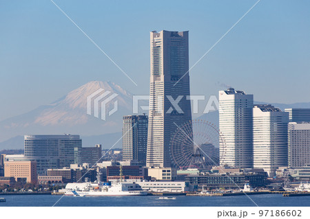 《横浜》快晴のみなとみらいと富士山 97186602