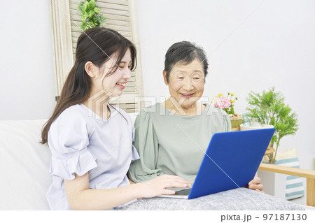 孫と家でパソコンを使う祖母 97187130
