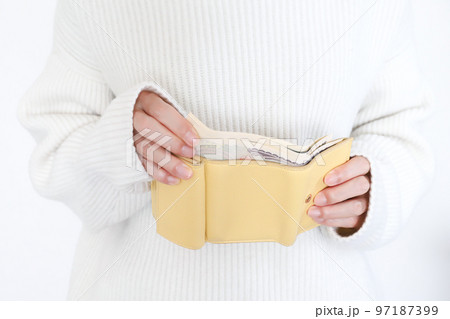 財布からお金を出す手元 97187399