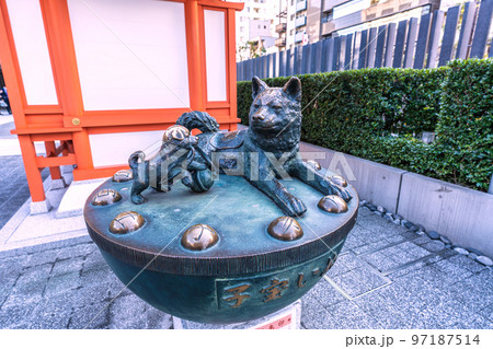 日本の東京都市景観 水天宮の子宝いぬ 日本の東京都市景観 水天宮の子宝いぬ 97187514