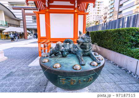 日本の東京都市景観　水天宮の子宝いぬ 97187515