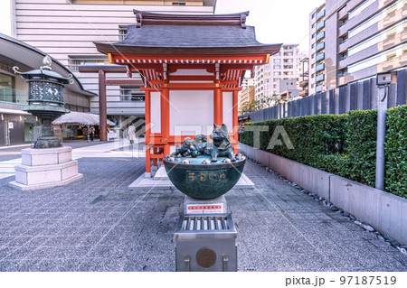 日本の東京都市景観 水天宮の子宝いぬ 日本の東京都市景観 水天宮の子宝いぬ 97187519