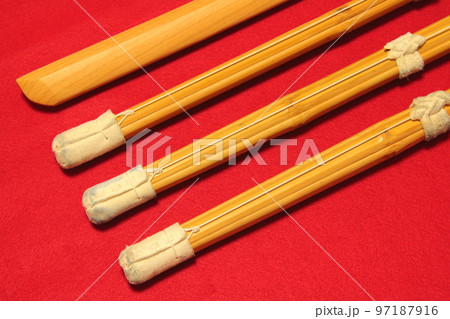 剣道の竹刀（しない）と木刀（ぼくとう） 97187916