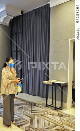 お会計を待つ女性 お会計を待つ女性 97188264