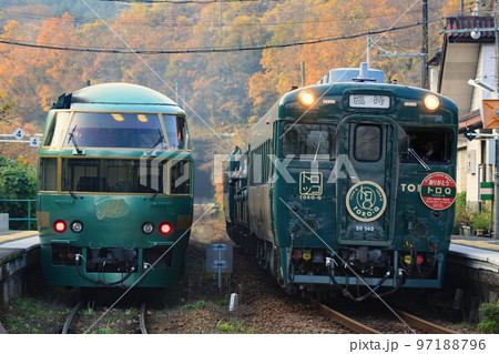 湯平駅で行き違う「TORO-Q（トロッコ列車）」と特急「ゆふいんの森」 97188796