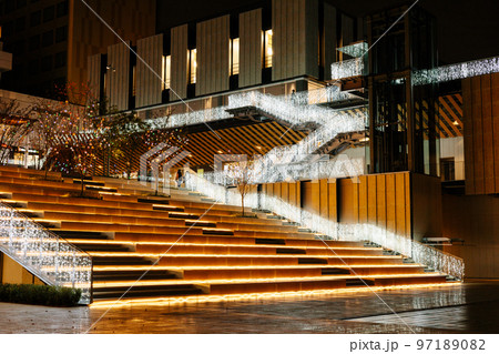 ライトアップされる階段とイルミネーション 97189082