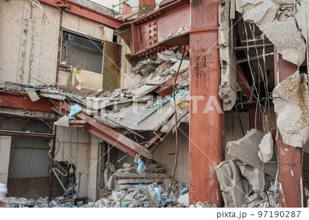 鉄骨造の解体で崩れ落ちた瓦礫 鉄骨造の解体で崩れ落ちた瓦礫 97190287